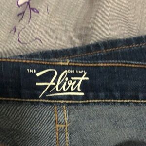 1 pair Old Navy Jeans.  The Flirt